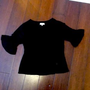 A black mid length sleeve shirt